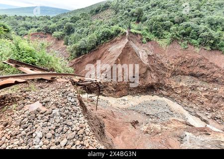 Kiambu, Kenya. 01 mai 2024. Une vue de la ligne de chemin de fer détruite après un tunnel en amont bloqué par des débris rapidement remplis d'eau, entraînant une perte d'intégrité du mur et des inondations qui ont causé des pertes tragiques en vies humaines, des blessures et d'importants dommages matériels en aval. Les fortes pluies qui continuent d'être à l'origine d'inondations généralisées au Kenya. (Photo de James Wakibia/SOPA images/SIPA USA) crédit : SIPA USA/Alamy Live News Banque D'Images