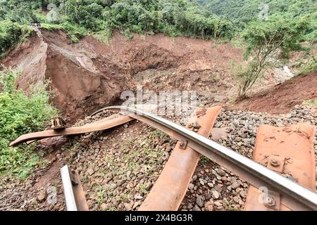 Kiambu, Kenya. 01 mai 2024. Une vue de la ligne de chemin de fer détruite après un tunnel en amont bloqué par des débris rapidement remplis d'eau, entraînant une perte d'intégrité du mur et des inondations qui ont causé des pertes tragiques en vies humaines, des blessures et d'importants dommages matériels en aval. Les fortes pluies qui continuent d'être à l'origine d'inondations généralisées au Kenya. (Photo de James Wakibia/SOPA images/SIPA USA) crédit : SIPA USA/Alamy Live News Banque D'Images