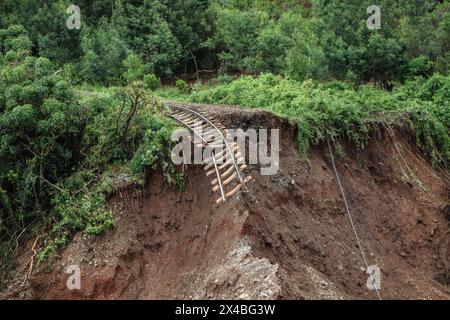 Kiambu, Kenya. 01 mai 2024. Une vue de la ligne de chemin de fer détruite après un tunnel en amont bloqué par des débris rapidement remplis d'eau, entraînant une perte d'intégrité du mur et des inondations qui ont causé des pertes tragiques en vies humaines, des blessures et d'importants dommages matériels en aval. L les fortes pluies qui se poursuivent ont provoqué des inondations généralisées au Kenya. (Photo de James Wakibia/SOPA images/SIPA USA) crédit : SIPA USA/Alamy Live News Banque D'Images