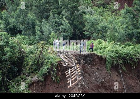 Kiambu, Kenya. 01 mai 2024. Les gens regardent la ligne de chemin de fer détruite après un tunnel en amont bloqué par des débris rapidement remplis d'eau, ce qui a entraîné une perte de l'intégrité des murs et des inondations qui ont causé des pertes tragiques en vies humaines, des blessures et d'importants dommages matériels en aval. Les fortes pluies qui continuent d'être à l'origine d'inondations généralisées au Kenya. (Photo de James Wakibia/SOPA images/SIPA USA) crédit : SIPA USA/Alamy Live News Banque D'Images