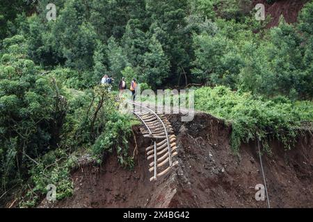 Kiambu, Kenya. 01 mai 2024. Les gens regardent la ligne de chemin de fer détruite après un tunnel en amont bloqué par des débris rapidement remplis d'eau, ce qui a entraîné une perte de l'intégrité des murs et des inondations qui ont causé des pertes tragiques en vies humaines, des blessures et d'importants dommages matériels en aval. Les fortes pluies qui continuent d'être à l'origine d'inondations généralisées au Kenya. (Photo de James Wakibia/SOPA images/SIPA USA) crédit : SIPA USA/Alamy Live News Banque D'Images