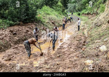 Kiambu, Kenya. 01 mai 2024. Les travailleurs nettoient les débris emportés sur la ligne de chemin de fer par des glissements de boue suite à de fortes précipitations à Kijabe, à 50 km au nord-ouest de Nairobi. Les fortes pluies qui continuent d'être à l'origine d'inondations généralisées au Kenya. (Photo de James Wakibia/SOPA images/SIPA USA) crédit : SIPA USA/Alamy Live News Banque D'Images