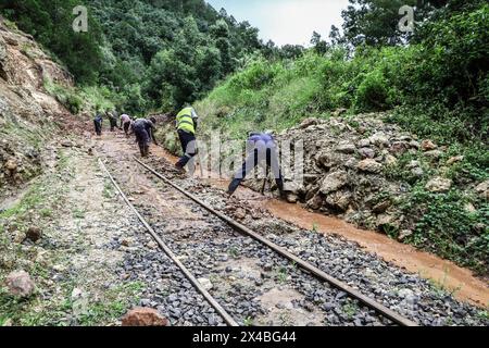 Kiambu, Kenya. 01 mai 2024. Les travailleurs nettoient les débris emportés sur la ligne de chemin de fer par des glissements de boue suite à de fortes précipitations à Kijabe, à 50 km au nord-ouest de Nairobi. Les fortes pluies qui continuent d'être à l'origine d'inondations généralisées au Kenya. (Photo de James Wakibia/SOPA images/SIPA USA) crédit : SIPA USA/Alamy Live News Banque D'Images