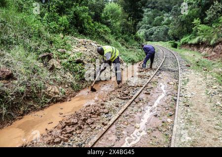 Kiambu, Kenya. 01 mai 2024. Les travailleurs nettoient les débris emportés sur la ligne de chemin de fer par des glissements de boue suite à de fortes précipitations à Kijabe, à 50 km au nord-ouest de Nairobi. Les fortes pluies qui continuent d'être à l'origine d'inondations généralisées au Kenya. (Photo de James Wakibia/SOPA images/SIPA USA) crédit : SIPA USA/Alamy Live News Banque D'Images