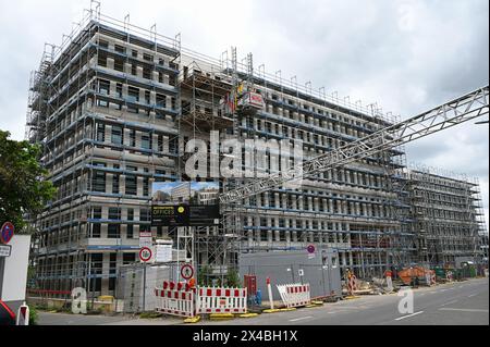 Cologne, Allemagne. 28 avril 2024. Nouveau bâtiment, appartements, chantier de construction, échafaudage, coquille, de nombreux nouveaux bureaux sont en construction ici crédit : Horst Galuschka/dpa/Horst Galuschka dpa/Alamy Live News Banque D'Images