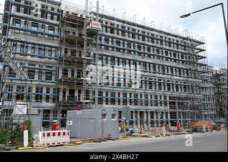 Cologne, Allemagne. 28 avril 2024. Nouveau bâtiment, appartements, chantier de construction, échafaudage, coquille, de nombreux nouveaux bureaux sont en construction ici crédit : Horst Galuschka/dpa/Horst Galuschka dpa/Alamy Live News Banque D'Images