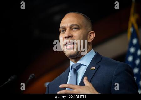 Washington, États-Unis. 01 mai 2024. Le leader minoritaire de la Chambre des États-Unis, Hakeem Jeffries (démocrate de New York), prononce un discours lors de sa conférence de presse hebdomadaire au Capitole des États-Unis à Washington, DC, États-Unis, le mercredi 1er mai, 2024. photo de Rod Lamkey/CNP/ABACAPRESS. COM Credit : Abaca Press/Alamy Live News Banque D'Images