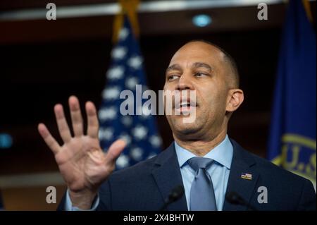 Washington, États-Unis. 01 mai 2024. Le leader minoritaire de la Chambre des États-Unis, Hakeem Jeffries (démocrate de New York), prononce un discours lors de sa conférence de presse hebdomadaire au Capitole des États-Unis à Washington, DC, États-Unis, le mercredi 1er mai, 2024. photo de Rod Lamkey/CNP/ABACAPRESS. COM Credit : Abaca Press/Alamy Live News Banque D'Images