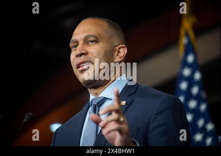 Washington, États-Unis. 01 mai 2024. Le leader minoritaire de la Chambre des États-Unis, Hakeem Jeffries (démocrate de New York), prononce un discours lors de sa conférence de presse hebdomadaire au Capitole des États-Unis à Washington, DC, États-Unis, le mercredi 1er mai, 2024. photo de Rod Lamkey/CNP/ABACAPRESS. COM Credit : Abaca Press/Alamy Live News Banque D'Images