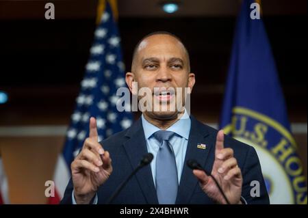 Washington, États-Unis. 01 mai 2024. Le leader minoritaire de la Chambre des États-Unis, Hakeem Jeffries (démocrate de New York), prononce un discours lors de sa conférence de presse hebdomadaire au Capitole des États-Unis à Washington, DC, États-Unis, le mercredi 1er mai, 2024. photo de Rod Lamkey/CNP/ABACAPRESS. COM Credit : Abaca Press/Alamy Live News Banque D'Images