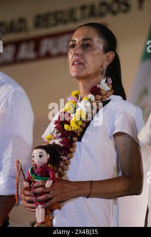 Claudia Sheinbaum Pardo, candidate à la présidence du Mexique pour le parti MORENA, reçoit une poupée lors d'un rassemblement à Lazaro Cardenas, Michoacan. Banque D'Images