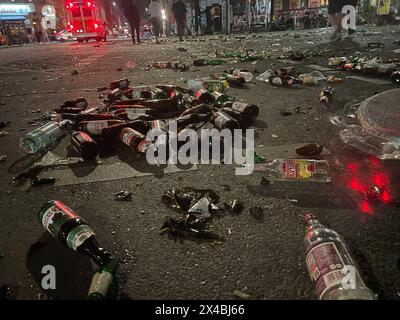 Berlin, Allemagne. 01 mai 2024. Des bouteilles vides et de la litière en verre brisé Oranienstraße vers minuit après les fêtes et les manifestations du 1er mai. Crédit : Andreas Rabenstein/dpa/Alamy Live News Banque D'Images