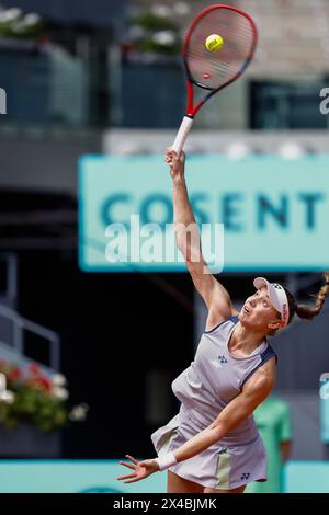Elena Rybakina du Kazakhstan en action contre Yulia Putintseva du Kazakhstan lors de l'Open Mutua de Madrid 2024, ATP Masters 1000 et WTA 1000, tournoi de tennis le 1er mai 2024 au Caja Magica de Madrid, Espagne Banque D'Images