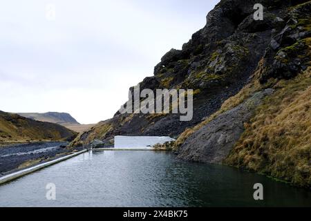 Piscine Seljavallalaug, une piscine chauffée naturellement, à une dizaine de kilomètres à l'est de Ásólfsskáli Banque D'Images