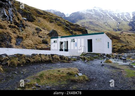 Piscine Seljavallalaug, une piscine chauffée naturellement, à une dizaine de kilomètres à l'est de Ásólfsskáli Banque D'Images