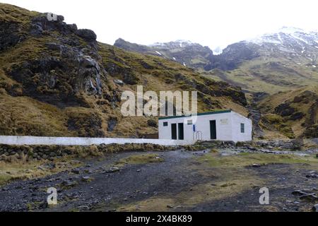 Piscine Seljavallalaug, une piscine chauffée naturellement, à une dizaine de kilomètres à l'est de Ásólfsskáli Banque D'Images