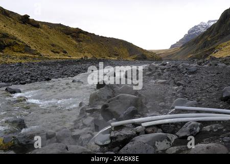 Paysage près de la piscine Seljavallalaug, une piscine chauffée naturellement, à environ dix kilomètres à l'est de Ásólfsskáli Banque D'Images