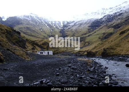 Piscine Seljavallalaug, une piscine chauffée naturellement, à une dizaine de kilomètres à l'est de Ásólfsskáli Banque D'Images