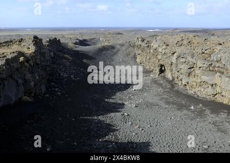 Vue depuis le pont entre l'Europe et les continents américains à Reykjanes, une attraction touristique islandaise Banque D'Images