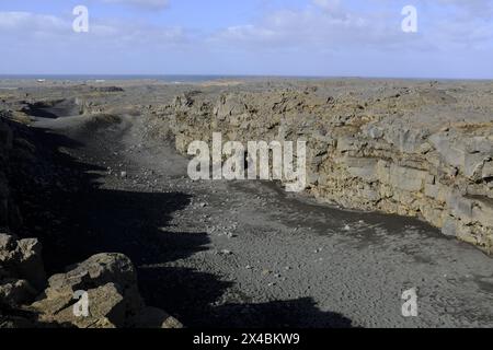 Vue depuis le pont entre l'Europe et les continents américains à Reykjanes, une attraction touristique islandaise Banque D'Images