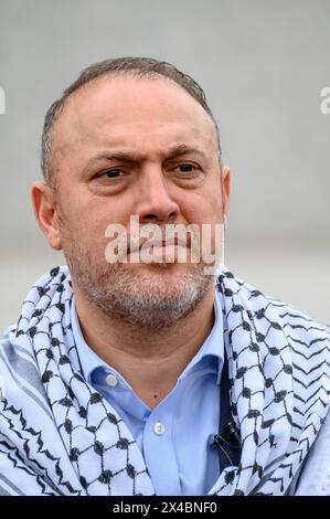 Dr Husam Zomlot - Ambassadeur palestinien au Royaume-Uni - portant le keffiyeh noir et blanc (écharpe) lors de la marche du 1er mai de Londres, à Trafalgar Square Banque D'Images