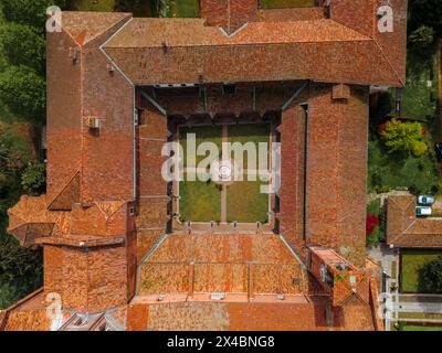 Belle vue d'en haut de l'église catholique. Abbaye de Chiaravalle vue aérienne. Lombardie, Milan, Italie. Photo de haute qualité Banque D'Images