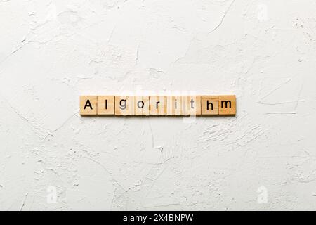 Mot algorithme écrit sur bloc de bois. Texte de l'algorithme sur table, concept. Banque D'Images