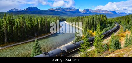 Train de marchandises se déplaçant le long de la rivière Bow dans les Rocheuses canadiennes, parc national Banff, Rocheuses canadiennes, Canada. Banque D'Images