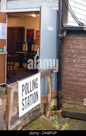 Brentwood Essex 2 avril 2024 installation du bureau de vote local et ouverture pour les élections locales avec des contrôles d'identité. Crédit : Ian Davidson/Alamy Live News Banque D'Images