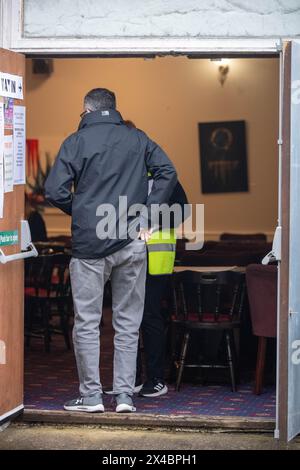 Brentwood Essex 2 avril 2024 installation du bureau de vote local et ouverture pour les élections locales avec des contrôles d'identité. Crédit : Ian Davidson/Alamy Live News Banque D'Images