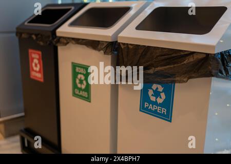 Bacs de recyclage pour le papier, le verre et autres déchets. Banque D'Images