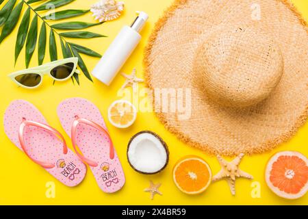 Vue de dessus de divers coquillages placés près de fruits colorés et d'accessoires d'été élégants sur fond de table. Concept d'été. Pose à plat. Vue de dessus avec c Banque D'Images