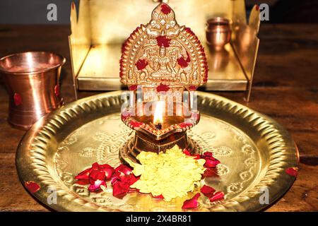 Stade de mariage tamoul. Agneau pooja traditionnel de l'Inde du Sud (kamatchi vilaku) avec fond de mariage. Banque D'Images