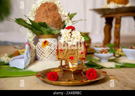 Stade de mariage tamoul. Agneau pooja traditionnel de l'Inde du Sud (kamatchi vilaku) avec fond de mariage. Banque D'Images