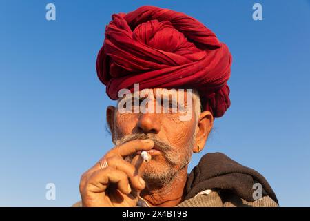 Portrait d'un ancien Rajasthani fumant, Pushkar, Rajasthan, Inde Banque D'Images