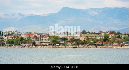 Vue de face de la plage touristique de Side Town, quartier Manavgat d'Antalya Banque D'Images