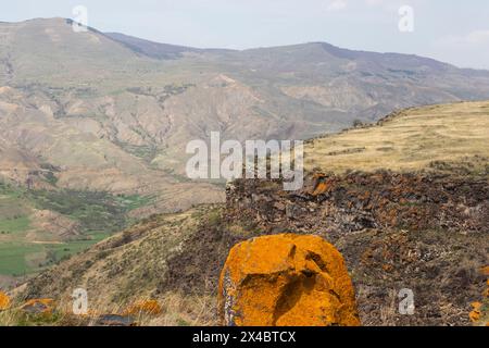 Vieux rochers et pierres dans le monastère de Saro, Géorgie Banque D'Images