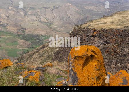 Vieux rochers et pierres dans le monastère de Saro, Géorgie Banque D'Images