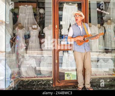 France, Montpellier - 17 juin 2018 : musicien de rue jouant et chantant en costume dans la ville de Montpellier, France Banque D'Images