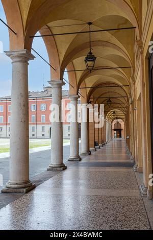 Orange Arcades sur la place Roma à Modène près du Palais Ducal, Italie. Banque D'Images