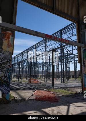 Nouvelles structures en fer et grands entrepôts mécaniques abandonnés en arrière-plan, Reggio Emilia, Italie Banque D'Images