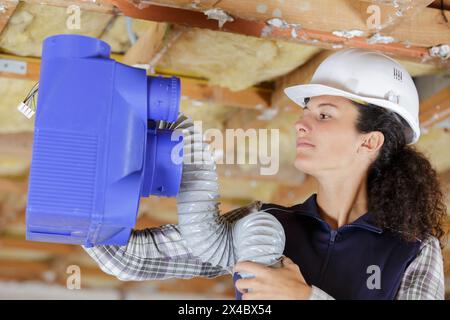 compresseur de climatiseur installé dans un ancien bâtiment Banque D'Images