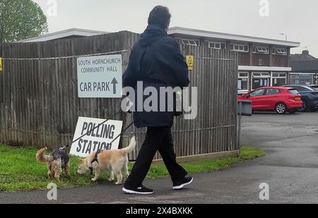 Rainham, Royaume-Uni. 02 mai 2024. Élection du maire de Londres. Salle communautaire South Hornchurch. Rainham. Une femme promène ses deux chiens dans un bureau de vote lors de l'élection du maire de Londres en 2024. Crédit : Sport in Pictures/Alamy Live News Banque D'Images