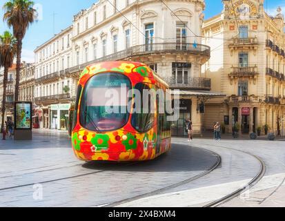 MONTPELLIER, FRANCE - 17 juin 2018 : Transports publics de la ville. Beau tramway multicolore. Le tramway de Montpellier compte 4 lignes et 84 stations Banque D'Images