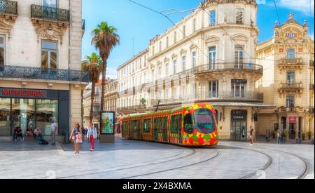 MONTPELLIER, FRANCE - 17 juin 2018 : Transports publics de la ville. Beau tramway multicolore. Le tramway de Montpellier compte 4 lignes et 84 stations Banque D'Images