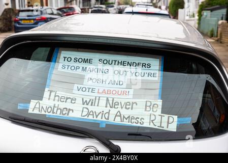 MacDonald Avenue, Westcliff on Sea, Essex, Royaume-Uni. 2 mai 2024. Des élections sont en cours pour les conseils et les maires en Angleterre et pour les commissaires de police et de criminalité en Angleterre et au pays de Galles. Une voiture garée près de la station de vote de Westcliff on Sea a un message politique fort dans la vitre arrière. Votez travailliste. David Amess Rip Banque D'Images