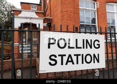 MacDonald Avenue, Westcliff on Sea, Essex, Royaume-Uni. 2 mai 2024. Des élections sont en cours pour les conseils et les maires en Angleterre et pour les commissaires de police et de criminalité en Angleterre et au pays de Galles. Panneau de bureau de vote Banque D'Images