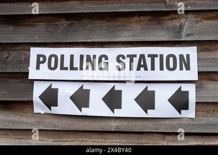 MacDonald Avenue, Westcliff on Sea, Essex, Royaume-Uni. 2 mai 2024. Des élections sont en cours pour les conseils et les maires en Angleterre et pour les commissaires de police et de criminalité en Angleterre et au pays de Galles. Panneau de bureau de vote Banque D'Images