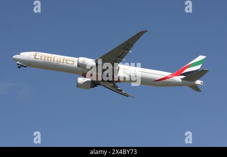 Un Boeing 777-300 d'Emirates au départ de l'aéroport de Londres Gatwick Banque D'Images