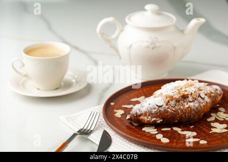 Croissant d'amandes sur plaque d'argile de près Banque D'Images